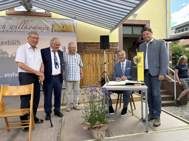 Eintrag ins Goldene Buch
v.l.n.r.: Walter Zöller, Dr. Heinz Kaiser, Hubert Jopp, Erster Bürgermeister Christoph Becker, Landrat Björn Bartels | Foto: Stadt Erlenbach a.Main