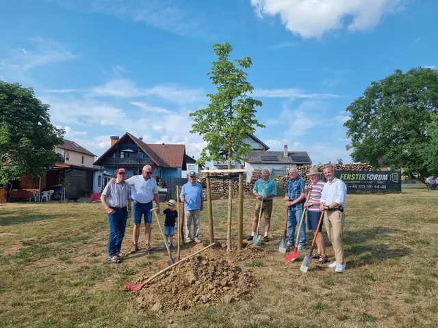 Pflanzung eines Baumes durch Mitglieder des Radfahrervereins Wanderlust Mechenhard | Foto: Stadt Erlenbach a.Main