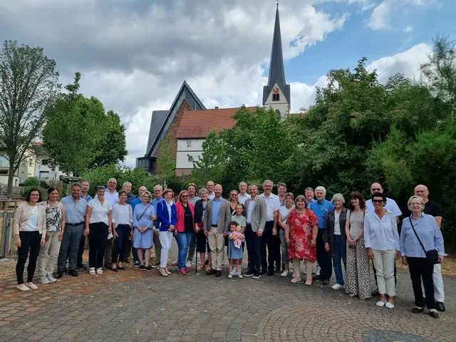 Gruppenbild nach dem Festgottesdienst in der Kirche St. Peter und Paul | Foto: Stadt Erlenbach