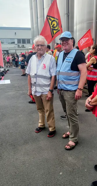 Reinhard Lattin, Geschäftsführer des KAB-Kreisverbands Miltenberg, und Marcus Schuck, Betriebsseeslsorger für den bayerischen Untermain, solidarisieren sich mit den Beschäftigten von Magna. | Foto: Rudi Großmann