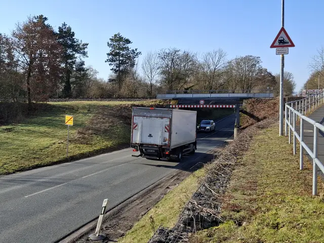 Die Eisenbahnbrücke über die Großostheimer Straße | Foto: Wolfgang Giegerich