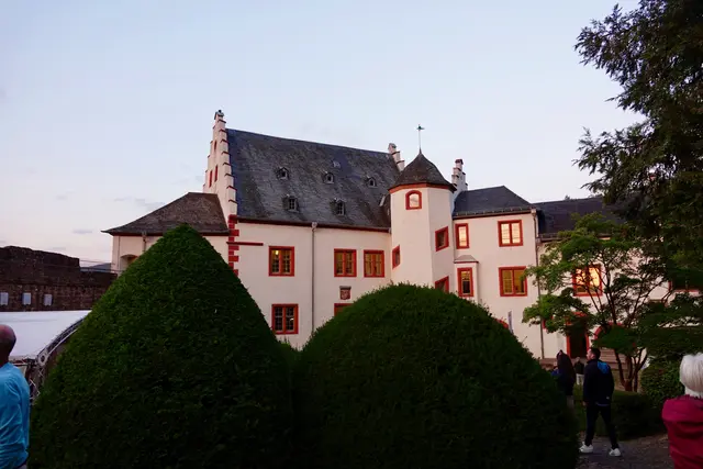 Ermöglicht wird dieses immersive Erlebnis durch die enge Kooperation mit dem Salzburger Kollektiv „Theaterachse – Spielraum der Sinne“. Die Österreicher verwandeln den historischen Burghof in einen echten sensorischen Erlebnisraum, in dem das Publikum das Flüstern der Poesie und das Klirren der Degen hautnah miterlebt. Foto Roland Schönmüller 