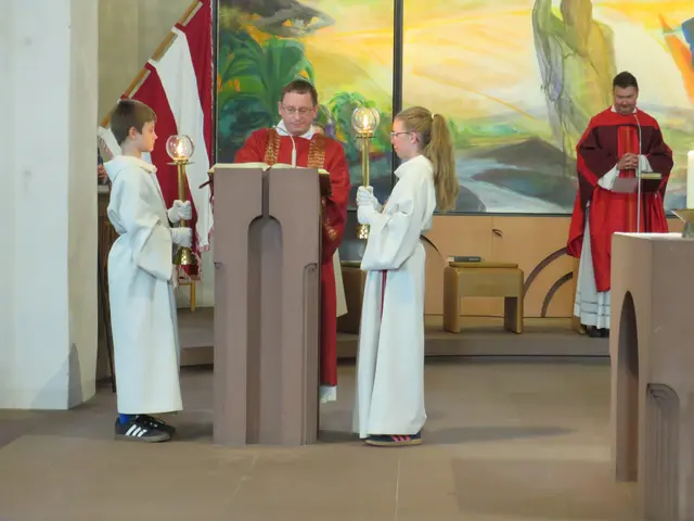 Diakon Florian Grimm verkündet das Evangelium | Foto: Nina Reuling