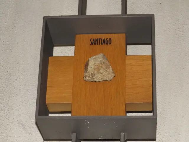 Ein Stein aus Santiago de Compostela, wo sich das Grab des Hl. Jakobus d.Ä. befinden soll | Foto: Nina Reuling
