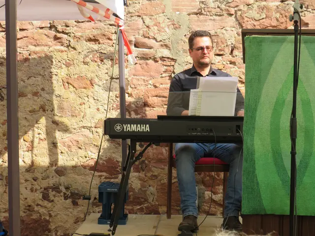 Kirchenmusiker Michael Bailer begleitete die Ökumenische Schola am Piano | Foto: Nina Reuling