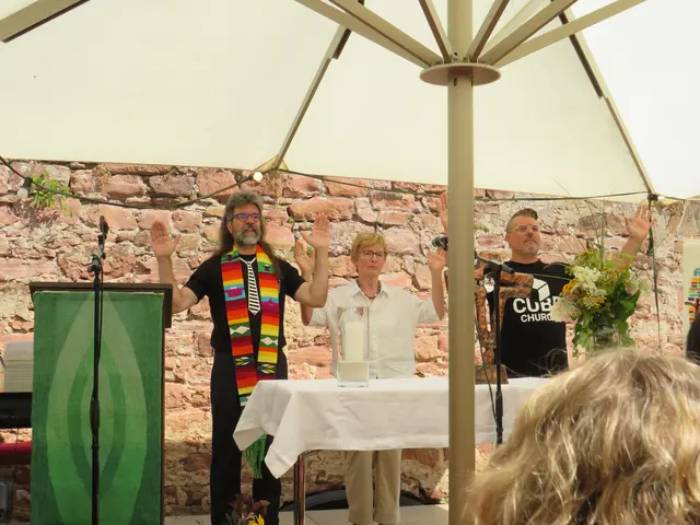 Schlusssegen durch Vertreter der drei christlichen Kirchen in Miltenberg (von links): Pfarrer Lutz Domröse (ev.-luth.), Bärbel Hofherr (kath.) und Pastor Andy Bodenschatz (freikirchl. Gemeinde) | Foto: Nina Reuling