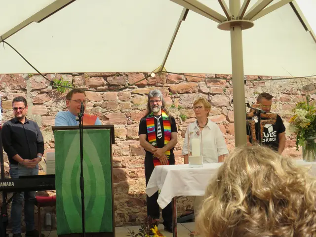 Freuen sich über den gelungenen Ökum. Gottesdienst (von links nach rechts): Kirchenmusiker Michael Bailer, Diakon Florian Grimm, Pfarrer Lutz Domröse, Bärbel Hofherr und Pastor Andy Bodenschatz | Foto: Nina Reuling