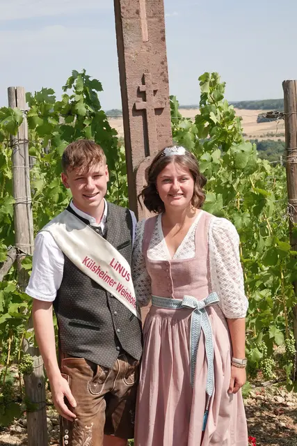 Weinprinz Linus und Weinprinzessin Emilia aus Külsheim freuen sich über die vielen Gäste .