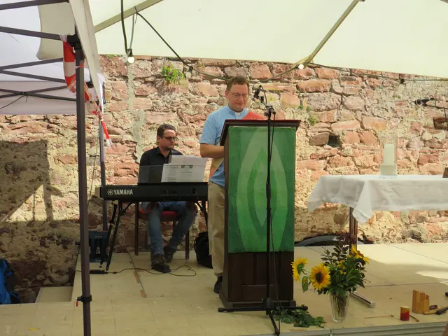 Diakon Florian Grimm lädt zum Beten des Psalms 34 im Wechsel zwischen Frauen und Männern ein | Foto: Nina Reuling
