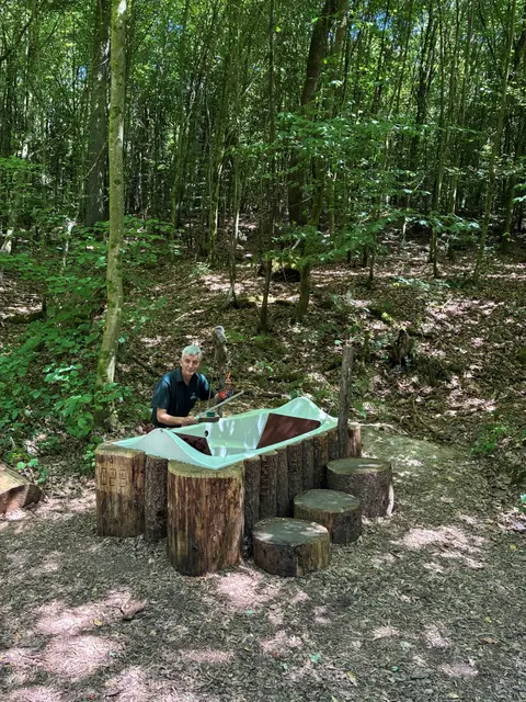Forstrevierleiter Thomas Müller vom Landratsamt Neckar-Odenwald-Kreis entwickelte und pflegt den Komfort-Wanderweg Trienzbachtal im Revier Elztal, der Menschen mit unterschiedlichen Mobilitätsbedürfnissen – vom Rollstuhlnutzenden bis hin zu Familien mit Kinderwagen – einen entspannten Waldbesuch ermöglicht.

 | Foto: Landratsamt Neckar-Odenwald-Kreis