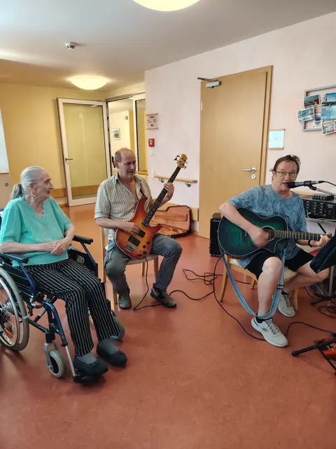 Vollblutmusiker: Katharina Fetsch hört Sigfried Kuhn und Herbert Möller zu. Sie boten ein tolles musikalisches Unterhaltungsprogramm beim ASB Sommerfest am Rühlingshof in Buchen. | Foto: ASB Region Heilbronn-Franken
