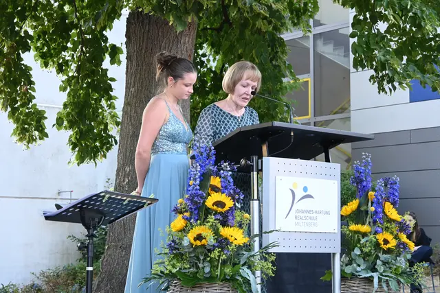 Andrea Heid (im Bild mit Michelle Siemens) gestaltete den Gottesdienst. | Foto: Michael Birkmann