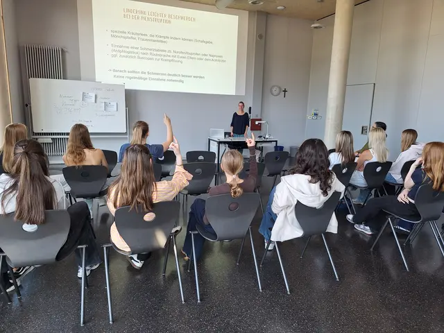 Die Schülerinnen aus der 8. Jahrgangsstufe zeigten sich sehr interessiert beim Vortrag von Frau Dr. Klein. | Foto: Rainer Schäfer