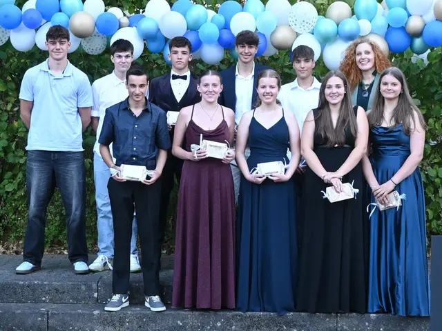 Frau Neike vom Förderverein der Realschule zeichnet Schülerinnen und Schüler für außerunterrichtliche Engagagement aus.  | Foto: Fabian Sommer