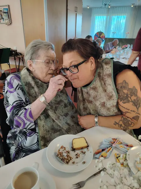 Hildegard Herlinger und Pflegedienstleiterin Isabelle Michel genießen gemeinsam den Kuchen beim Sommerfest im ASB Seniorenzentrum in Buchen. | Foto: ASB Region Heilbronn-Franken