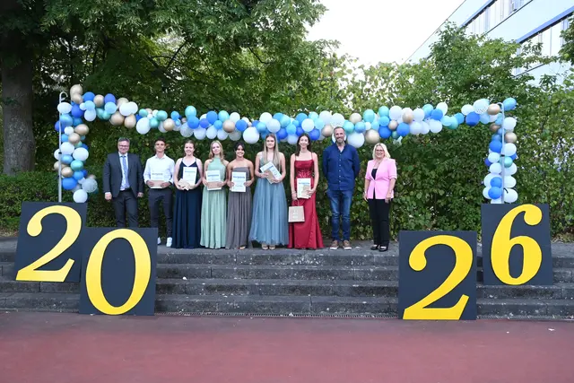 Schülerinnen und Schüler mit einem Gesamtdurchschnitt besser als 2,0, Herr Pache (LRA Miltenberg), Herr Uhlemann (Elternbeirat), RSDin Bundschuh | Foto: Fabian Sommer