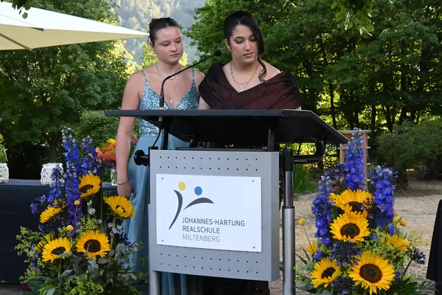 Durch Programm führten Michelle Siemens und Amara Nayir. | Foto: Fabian Sommer