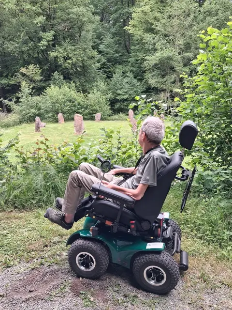 Durch einen Outdoor-Elektro-Rollstuhl des Naturparks Neckartal-Odenwald wurde für einen mobilitätseingeschränkten Menschen der Waldbesuch wieder möglich. 

 | Foto: Landratsamt Neckar-Odenwald-Kreis