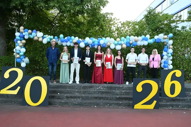 Schülerinnen und Schüler mit den besten Abschlussprüfungen (Note 1), Frau Bundschuh (Schulleiterin) und Herr Uhlemann (Elternbeirat) | Foto: Fabian Sommer