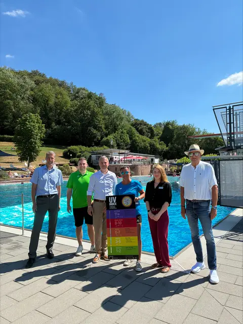 Gemeinsam für mehr Sonnenschutz (v. l. n. r.): Direktor der AOK Aschaffenburg Alexander Starz, AOK Mitarbeiter Christoph Grosch, Erlenbachs Bürgermeister Christoph Becker, Schwimmmeisterin Sandra Schäfer, Mitarbeiterin der Gesundheitsregion Plus Landkreis Miltenberg Nicole Meschkov sowie der weitere Stellvertreter des Landrats Günther Oettinger bei der offiziellen Übergabe der neuen UV-Index-Tafel im Bergschwimmbad Erlenbach | Foto: AOK Bayern