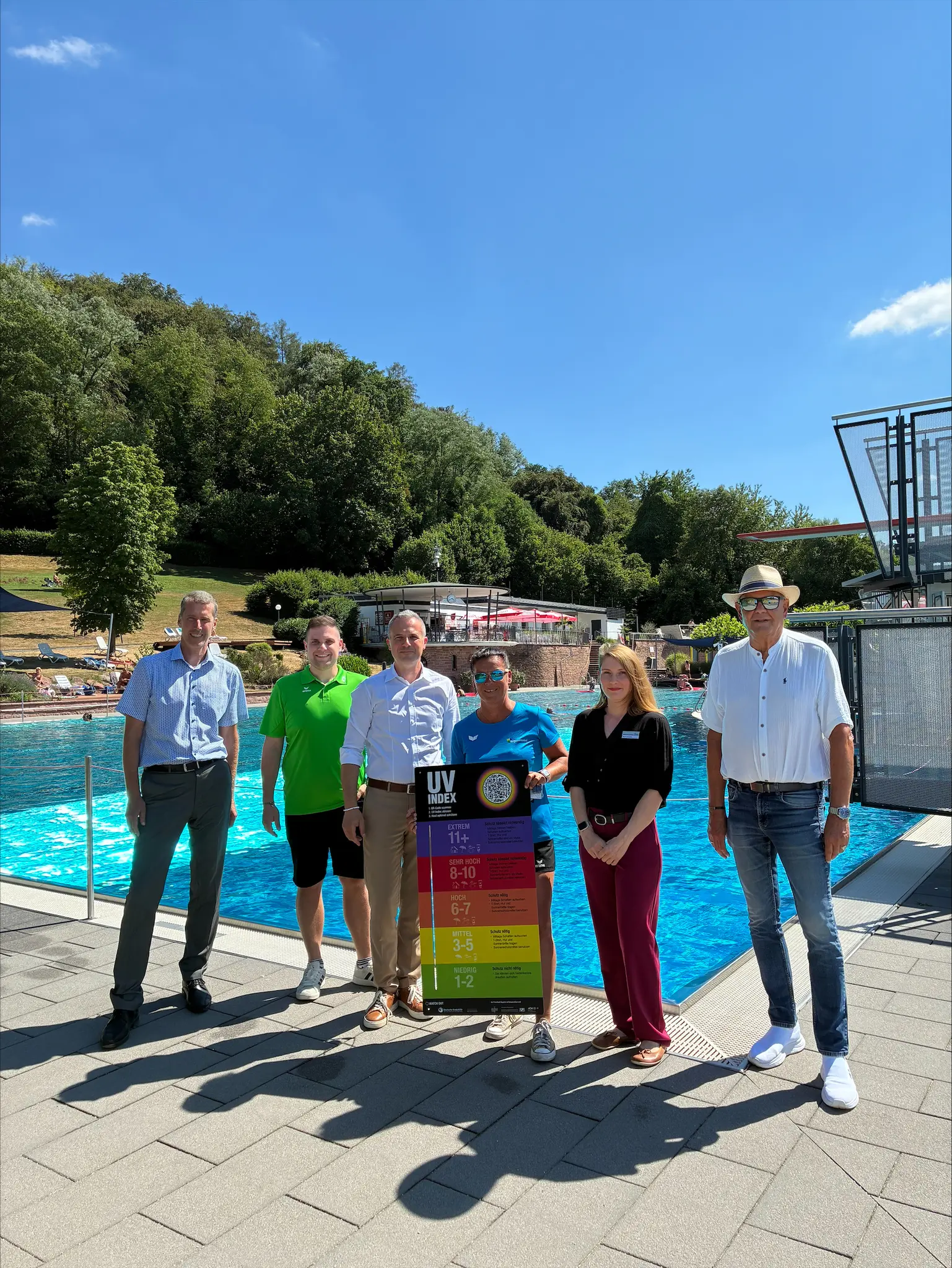 Gemeinsam-f-r-mehr-Sonnenschutz-UV-Index-Tafel-im-Bergschwimmbad-Erlenbach-aufgestellt