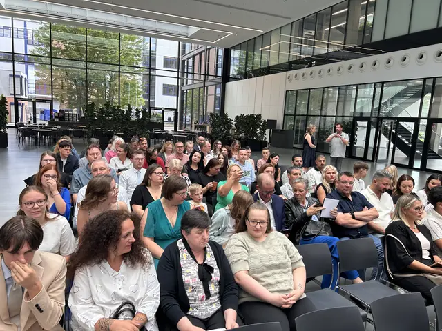 Die Eltern und Begleitungen im WIKA Marktplatz | Foto: Christoph Eichhorn