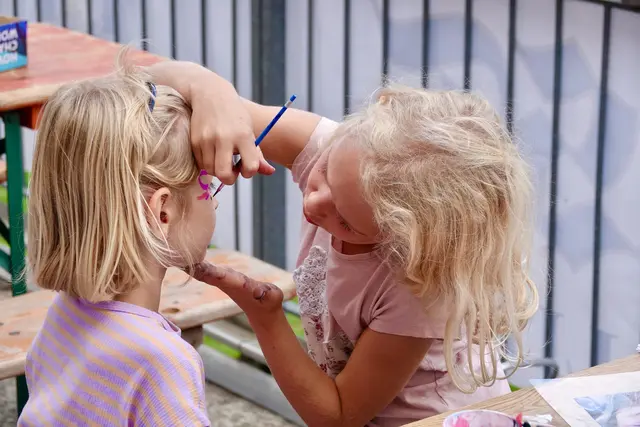 Die jüngsten Festbesucher beim Sportfest des FC Heppdiel kamen  voll auf ihre Kosten, besonders am Montag, dem 27. Juli 2026: Die Kinder hatten ihren Spaß durch kreatives Tun und reichlich Bewegung auf Luftkissen und Rutschen. 