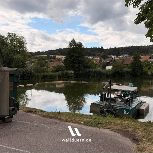Das Bild zeigt ein schwimmendes Spezialgerät auf dem Gottersdorfer See zur fachgerechten und schonenden Entschlammung.