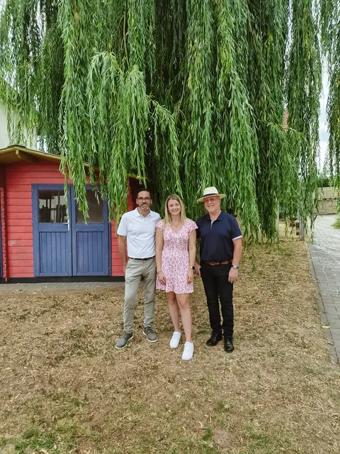 Foto: Bürgermeister Dietmar Busch, Kita-Leitung Monique Schmitt & Altbürgermeister Wolfgang Seitz