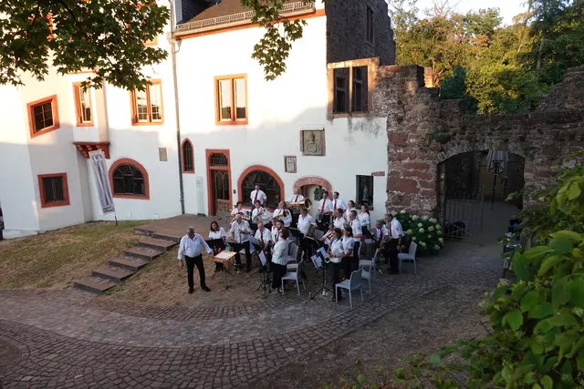 Das Auftaktkonzert der Stadtkapelle war der lebende Beweis dafür, dass Tradition und Moderne auf der Mildenburg keine Gegensätze sind, sondern sich prächtig verstehen. 