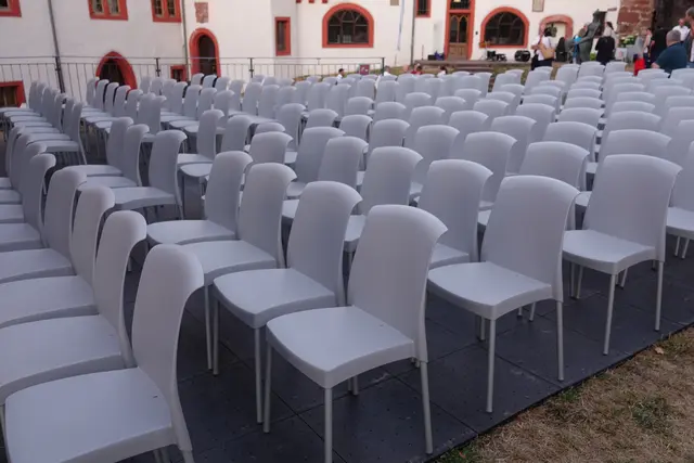 In den kommenden Tagen warten noch zahlreiche hochkarätige Veranstaltungen von Theater über Kleinkunst bis hin zu weiteren Open-Air-Konzerten auf Kulturhungrige jeden Alters. 