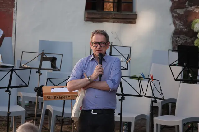 Bürgermeister Bernd Kahlert fand in seiner Begrüßung sichtlich bewegte Worte für das, was diesen Kultursommer auszeichnet: Ein Programm für Jung und Alt, so vielseitig und motivierend gestaltet, dass man am liebsten direkt ein Abo für sämtliche Folgetermine abschließen möchte. 