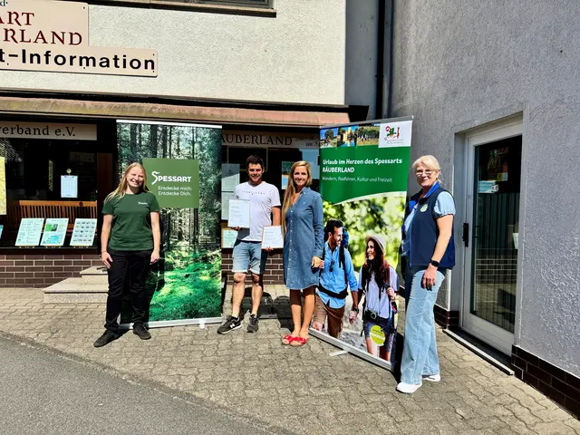 Urkundenübergabe in Heimbuchenthal – Katharina Schilling (Tourismusverband Spessart-Mainland, links im Bild) zeichnet im Beisein von Andrea Waßmer (Touristikverband e.V. Räuberland, rechts im Bild) die beiden neuen 4-Sterne-Unterkünfte von Julienne Höfel („Spessart Escape“, Mespelbrunn) und Dominik Schäfer („Spessart Chalet“, Dammbach) aus. | Foto: Sabine Rung