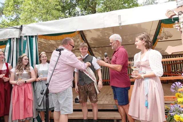 Neue Schärpe für Weinhoheit Linus I. für sein zweites Amtsjahr von drei Amtsjahren, überreicht von Bürgermeister Thomas Schreglmann, assistiert von Winzervereins-Vorsitzenden Georg Stang, mit dabei die neue Weinprinzessin der Brunnenstadt, Emilia Grimm. Foto Roland Schönmüller