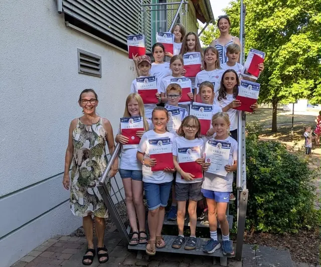 Stolze Absolventinnen und Absolventen der Juniorprüfung mit Dirigentin Yvonne Reis bei der Urkundenverleihung. | Foto: Markus Rehse