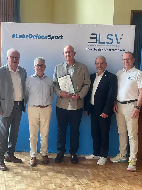 Horst Rosenberger (Mitte) bei der Ehrung des BLSV Bezirks Unterfranken. | Foto: Ute Schreckenberg