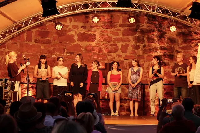 
Sarah Hock (16) aus Mönchberg (5.v.l.) gewann 7. Miltenberger U 20 - Poetry Slam. 