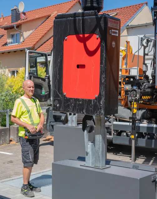 Erster Schritt bei der Leerung der Unterflur-Container: Roland Grundmann hakt den Sammelbehälter ein.  | Foto: Winfried Zang