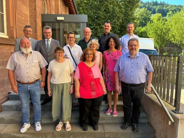 Ihre 25- und 40-jährigen Dienstjubiläen feierten jüngst fünf Mitarbeiterinnen und Mitarbeiter im Landratsamt Neckar-Odenwald-Kreis. Zudem verabschiedete Landrat Dr. Achim Brötel auch Martha Albrecht und Martina Backfisch in den Ruhestand. 

 | Foto: Landratsamt Neckar-Odenwald-Kreis