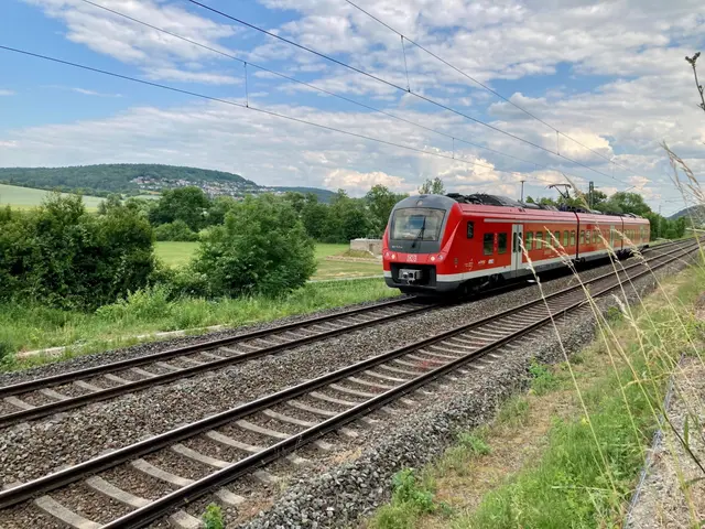 Regionalbahn-Zug auf der Strecke zwischen Lauda und Königshofen: Nachdem inzwischen mehr als 500 Fahrgäste am Tag erreicht werden, müssen Main-Tauber- und Neckar-Odenwald-Kreis nicht mehr zur Finanzierung beitragen. 
 | Foto: Landratsamt Main-Tauber-Kreis, Thorsten Haas