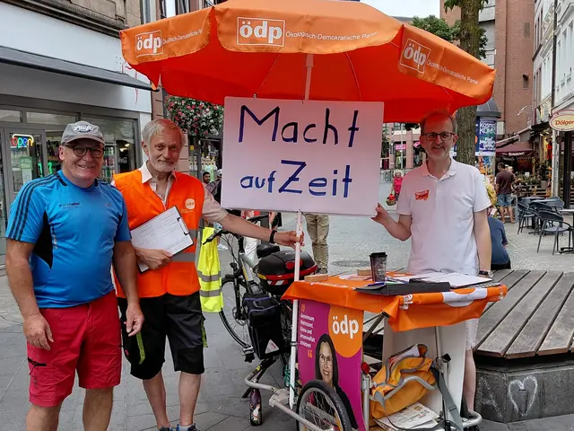 v.l Kreisrat Wolfgang Winter ,Rudolf Lang, Stadtrat Bernhard Schmitt beim Unterschriften sammeln. | Foto: ÖDP