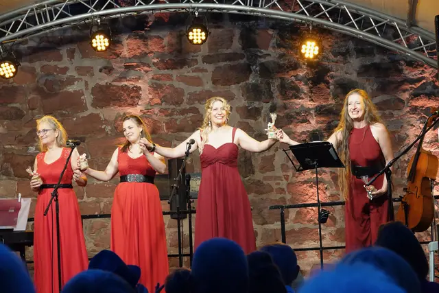 KlangArt auf der Mildenburg verband musikalische Qualität mit Nähe zum Publikum und einer angenehm leichten Form der Präsentation. Die vier Musikerinnen gestalteten einen Abend, der Professionalität, Spielfreude und atmosphärische Dichte vereinte.