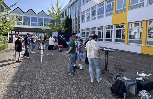 Mitarbeitende des Fachdienstes Vermessung und des Fachdienstes Flurneuordnung und Landentwicklung des Landratsamtes Neckar-Odenwald-Kreis besuchten im Rahmen der landesweiten Woche der Geodäsie das Technische Gymnasium der Gewerbeschule Mosbach.

 | Foto: Landratsamt Neckar-Odenwald-Kreis
