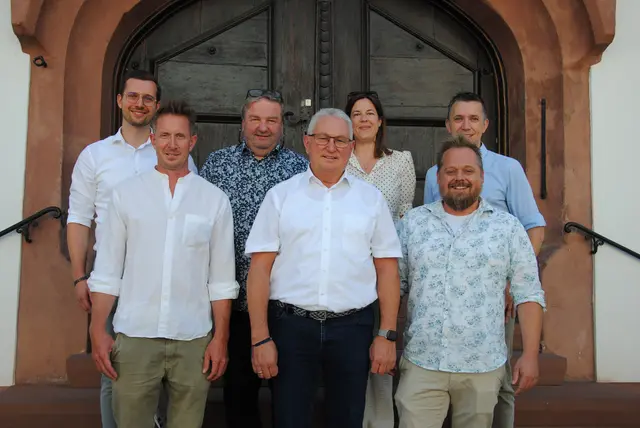 Sie blicken der Neuausrichtung des Sommerrauschs Amorbach im Juni 2027 gespannt entgegen: (hintere Reihe von links) Hauptamtsleiter Tobias Laske, Axel Teuscher (Leiter Hofgarten Kabarett Aschaffenburg), Olga Prinzessin zu Leiningen (Vorständin Fürst zu Leiningen-Stiftung) und 2. Bürgermeister Matthias Etzel sowie (vordere Reihe von links) Fritz Krings (Geschäftsführer Veranstaltungsagentur Peripherique), Bürgermeister Peter Schmitt und Marco Springer (Controller Veranstaltungsagentur Peripherique). | Foto: Andrea Kaller-Fichtmüller