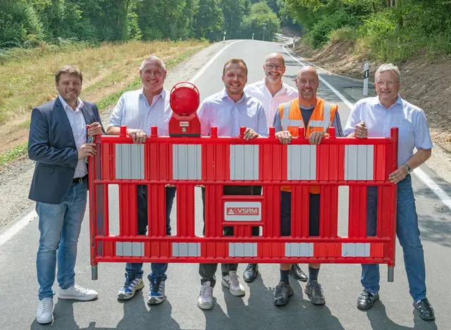 Nach 14-monatiger Bauzeit ist der zweite Bauabschnitt der Kreisstraße MIL14 zwischen den Einmündungen der Kreisstraße MIL 20 (Lauersmühle) und der MIL 13 bei Pfohlbach offiziell für den Verkehr freigegeben worden. Darüber freuen sich (von links) Landrat Björn Bartels, Georg Zwiesler (Ingenieurbüro Jung), Jakob Brunner (Projektleitung Staatliches Bauamt), Eichenbühls Bürgermeister Matthias Krischke, Bauleiter Dirk Wagner (Firma Leonhard Weiss) und der Leiter des Staatlichen Bauamts Aschaffenburg, Klaus Schwab.  | Foto: Winfried Zang