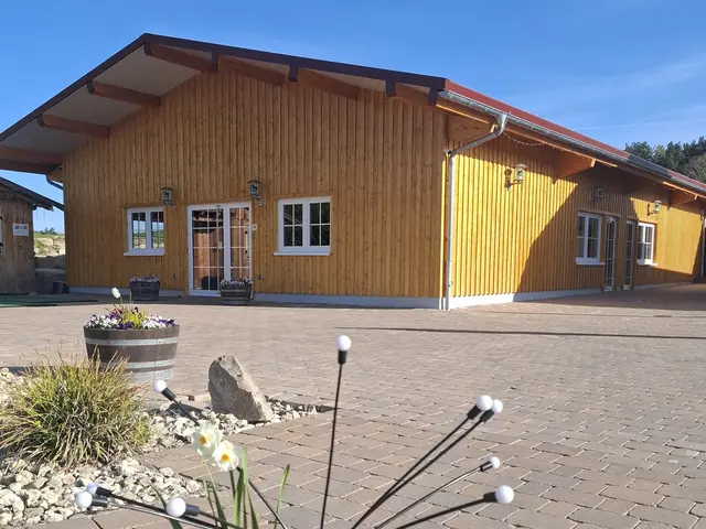 Veranstaltungshalle Golfclub Mudau: Diese großzügige Eventhalle im Odenwald ist ein Ort für vielfältige Veranstaltungen – ob Kulturprogramm, Vereinsveranstaltungen oder Familienfeiern. 

 | Foto: Regionalentwicklung Badisch-Franken 