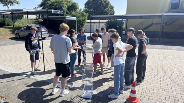 Mitarbeitende des Fachdienstes Vermessung und des Fachdienstes Flurneuordnung und Landentwicklung des Landratsamtes Neckar-Odenwald-Kreis besuchten im Rahmen der landesweiten Woche der Geodäsie das Technische Gymnasium der Zentralgewerbeschule Buchen.

 | Foto: Landratsamt Neckar-Odenwald-Kreis