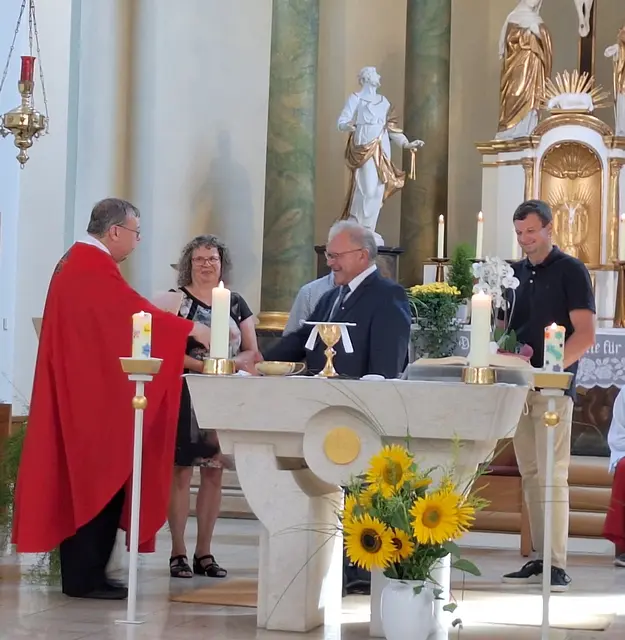 Monsignore Franz Leipold überreicht Volker Neuberger die Urkunde des Bistums und die Ehrennadel.