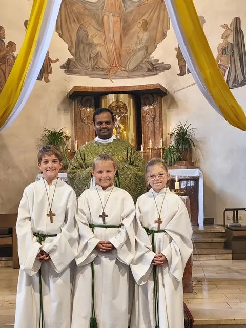 Pfarrvikar Arul Raja mit den neuen Minis: Lukas Hayn, Benno Wolfstädter und Anna Haberbosch aus Hambrunn | Foto: Erika Büchler