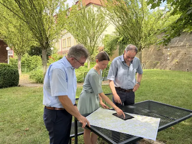 v.l.n.r. Landrat Dr. Achim Brötel, Melanie Rudolf von der Geschäftsstelle der Kommunalen Gesundheitskonferenz und der Leiter des Fachdienstes Vermessung Herbert Frisch fanden sich an einer schattigen Parkanlage hinter dem Landratsamt in Mosbach ein und begutachteten die neue, digitale Karte. Das Angebot richtet sich an alle Bürgerinnen und Bürger sowie Besucher des Neckar-Odenwald-Kreises und soll dabei unterstützen, Hitzebelastungen im Alltag zu reduzieren. 

 | Foto: Landratsamt Neckar-Odenwald-Kreis 